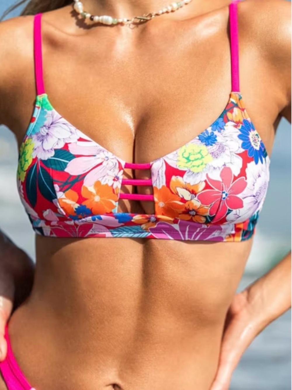Cupshe bikini Top V Neck Cutout and a Criss Cross Strappy Back, Size M